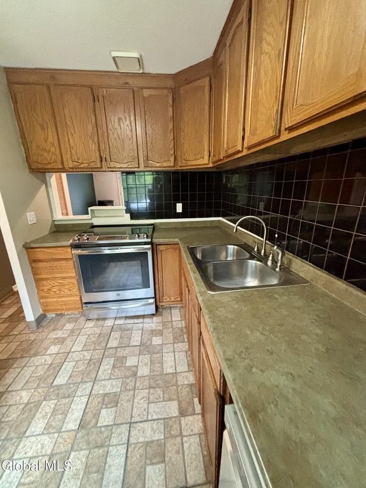 24 Maxwell Dr - Photo 6 of 20