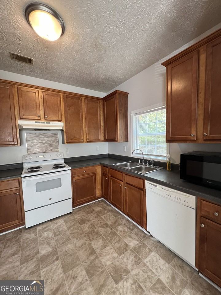 390 Hawthorne Ext - Photo 4 of 19
