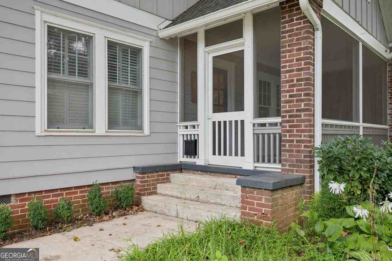 211 Greenwood Cir - Photo 3 of 28