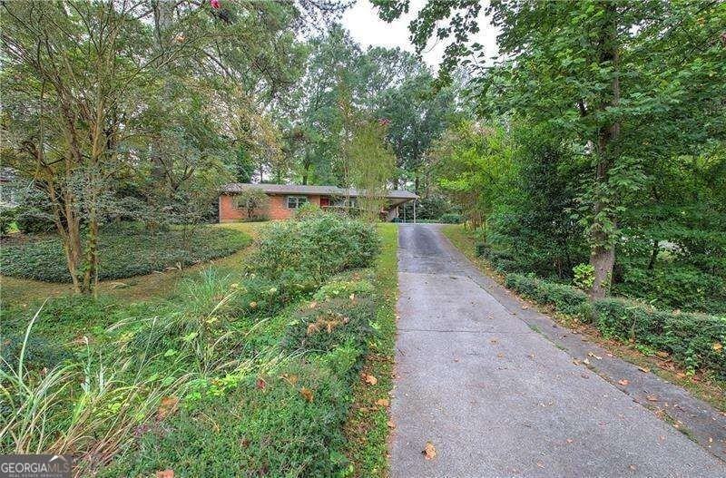 1990 Glenroy Pl Se - Photo 3 of 40