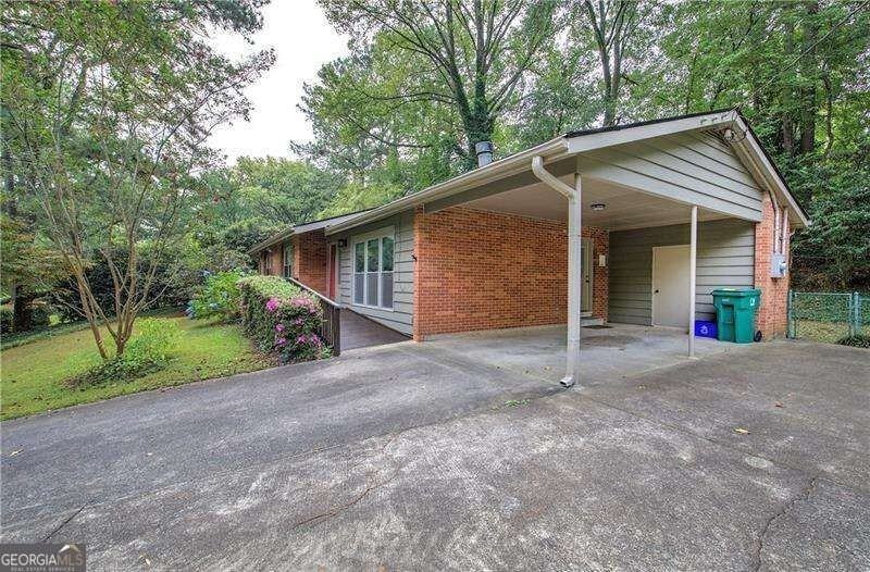 1990 Glenroy Pl Se - Photo 5 of 40
