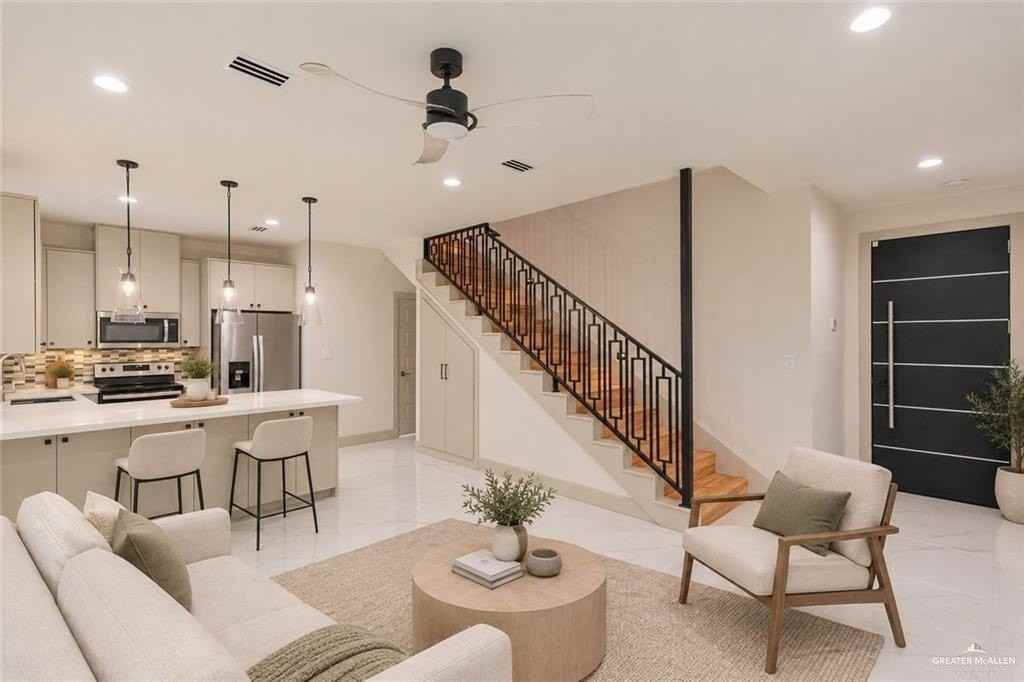 208 Canary Ave - Photo 3 of 17