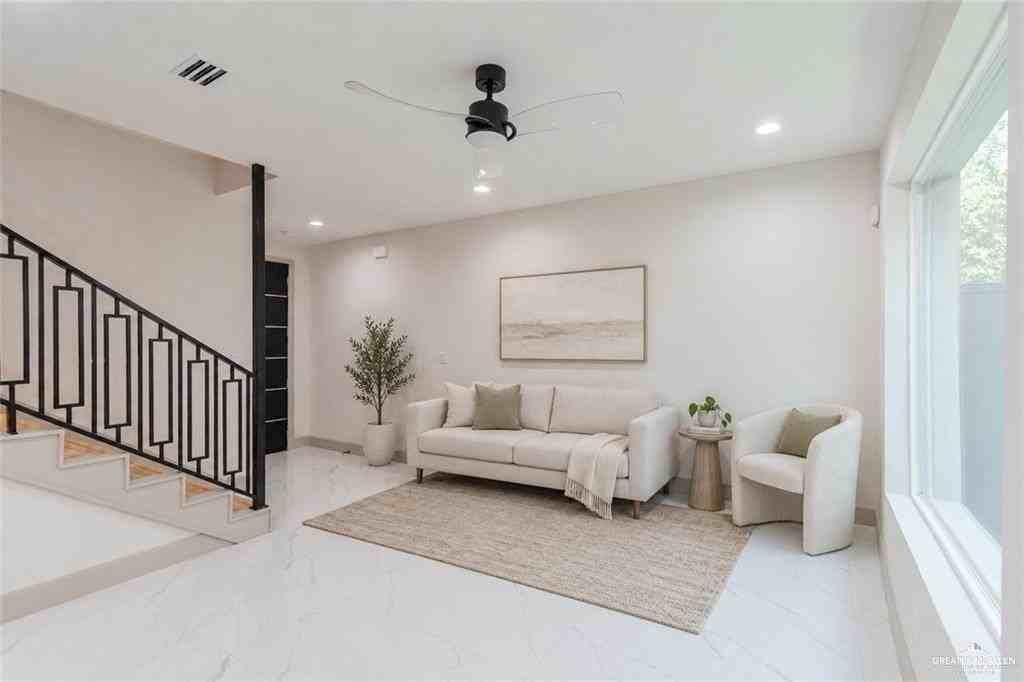 208 Canary Ave - Photo 4 of 17