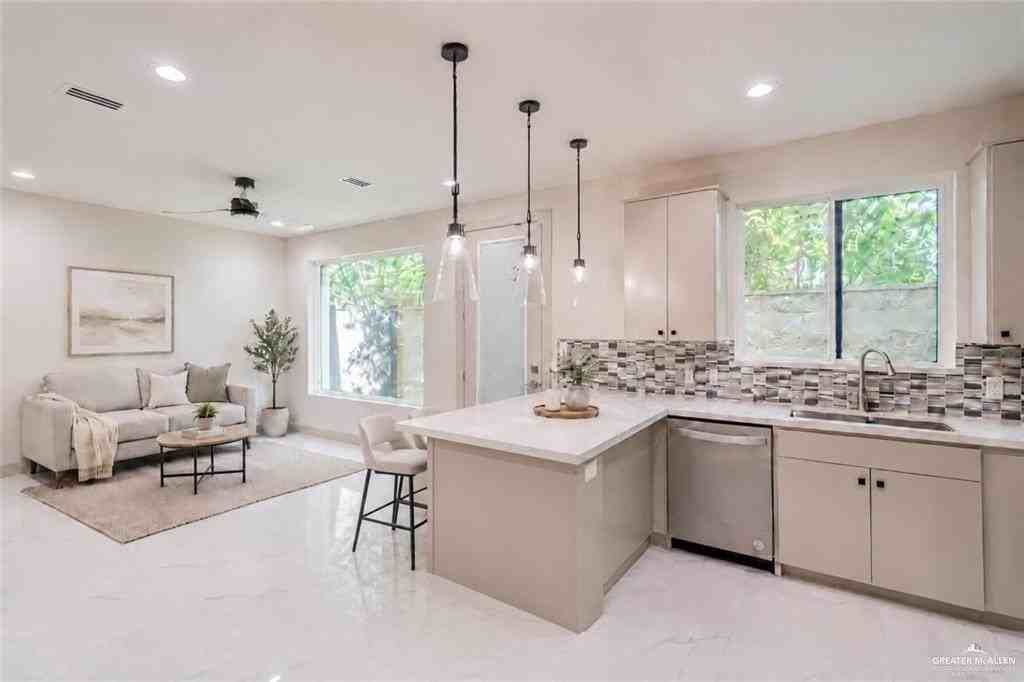 208 Canary Ave - Photo 5 of 17