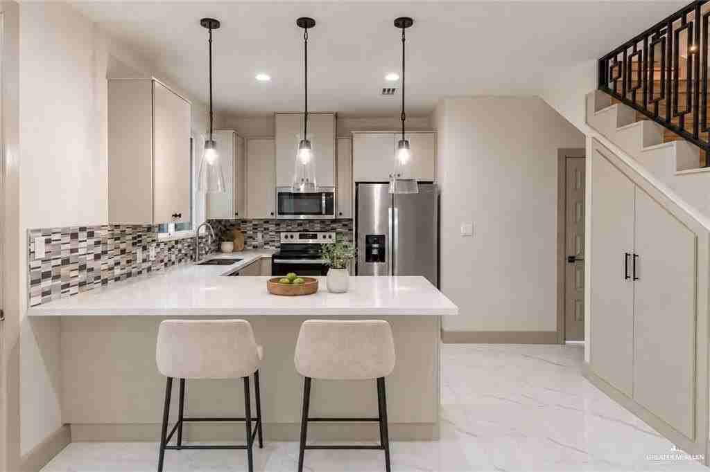 208 Canary Ave - Photo 6 of 17