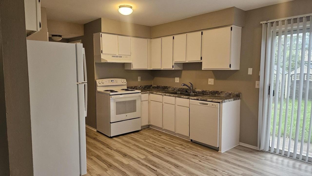 2048 N Sheldon Rd - Photo 2 of 18