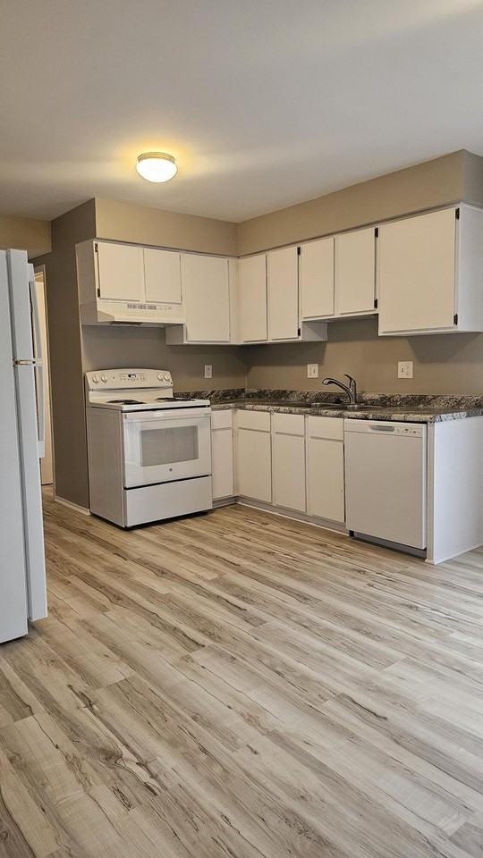 2048 N Sheldon Rd - Photo 3 of 18