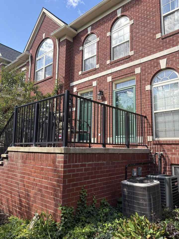 660 Village Ln - Photo 2 of 8