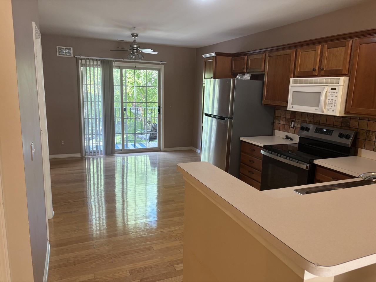 660 Village Ln - Photo 3 of 8