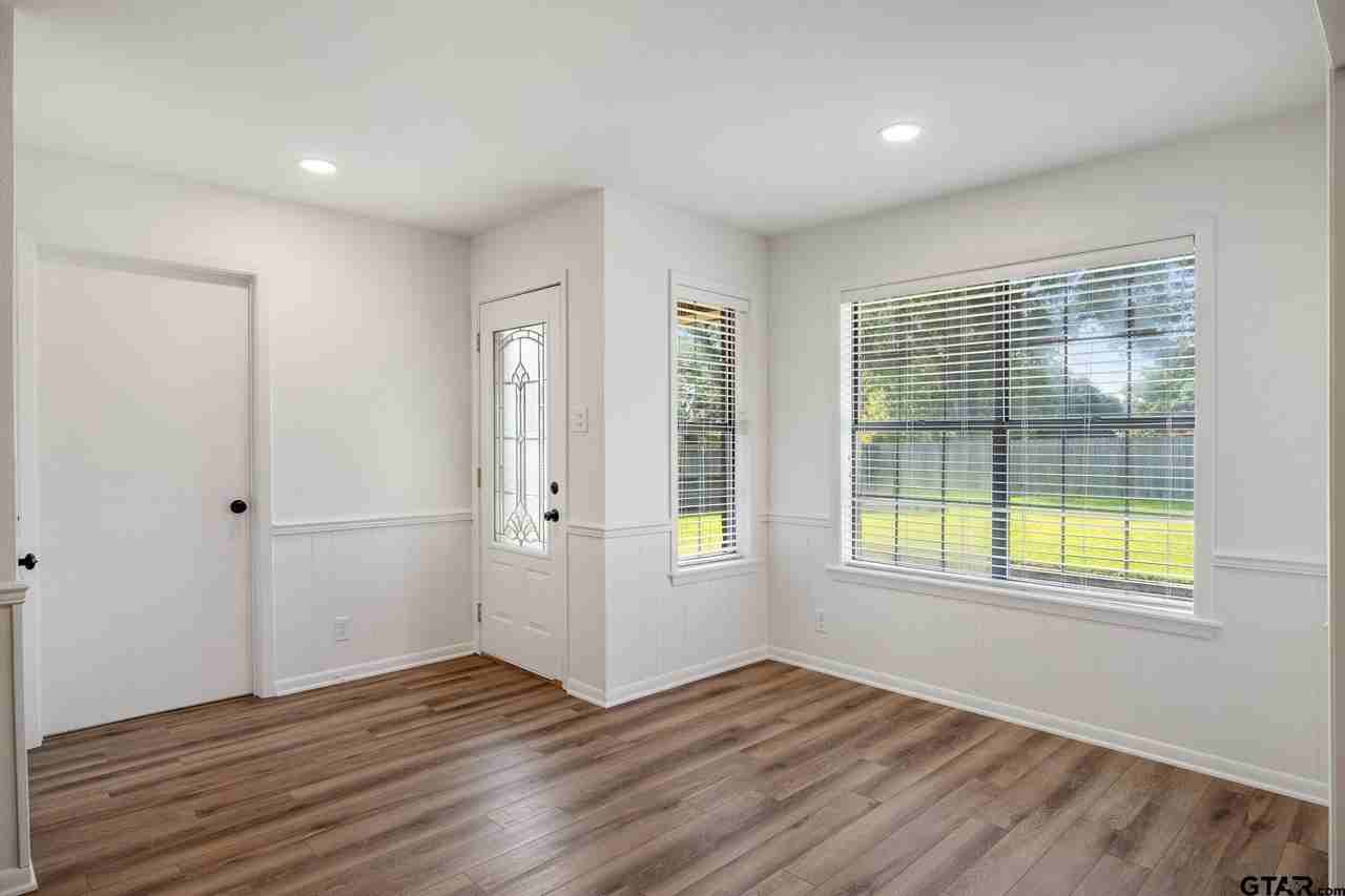 1302 Larkspur Ln - Photo 7 of 35