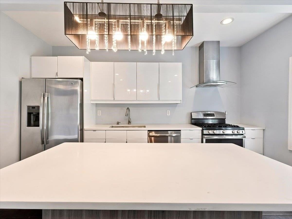 165 20th St - Photo 4 of 26