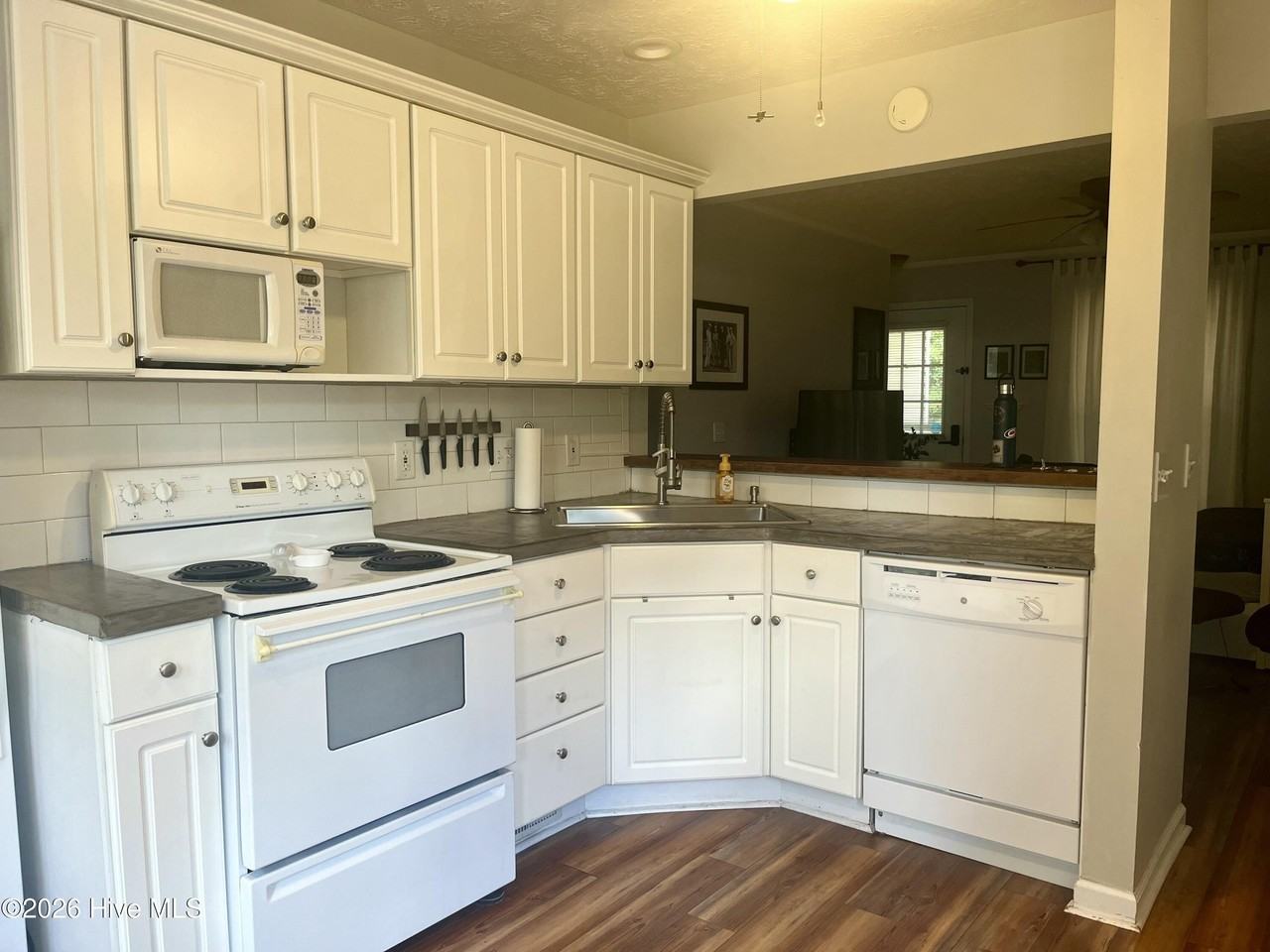 810 N Bennett St - Photo 3 of 35