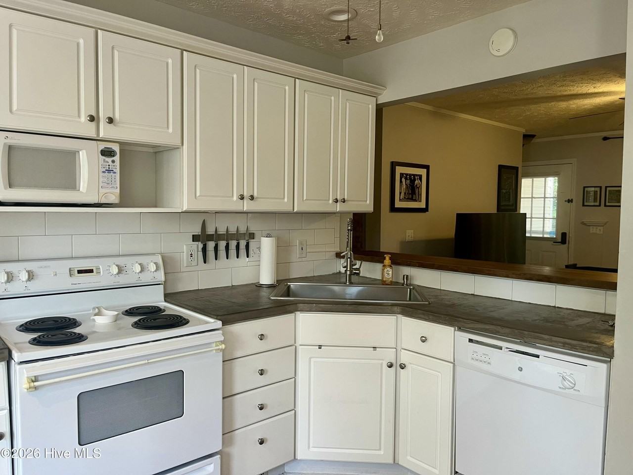 810 N Bennett St - Photo 4 of 35