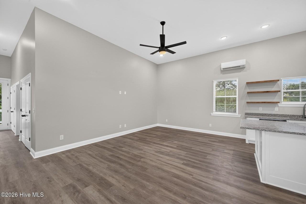 517 Dupont St #B - Photo 3 of 19