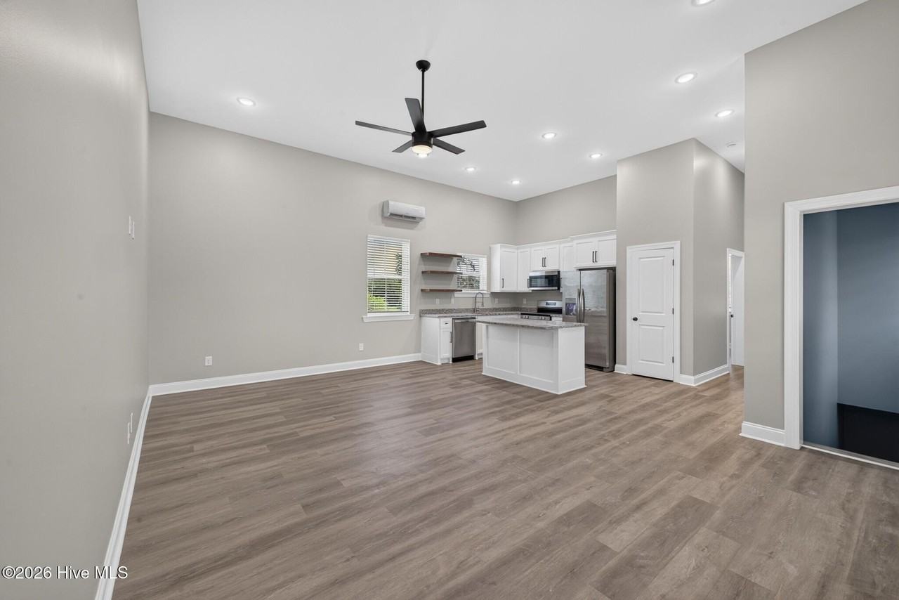 517 Dupont St #B - Photo 4 of 19