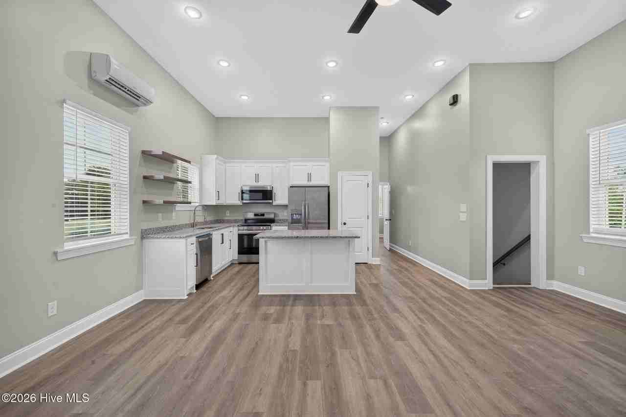 517 Dupont St #B - Photo 5 of 19