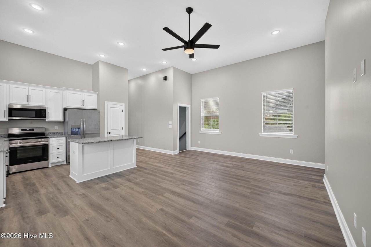 517 Dupont St #B - Photo 6 of 19