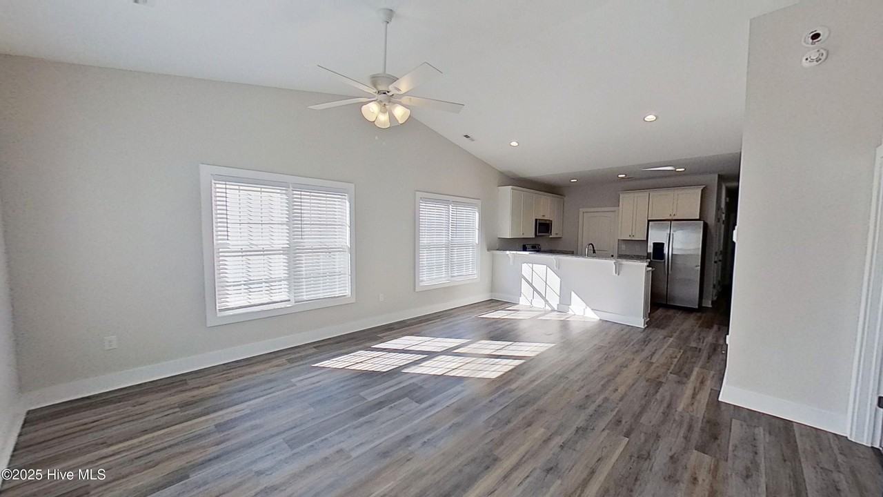 346 Dwight St - Photo 2 of 19