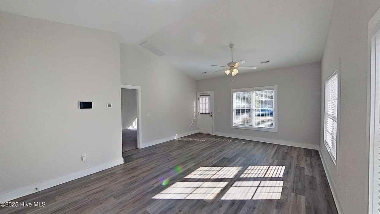346 Dwight St - Photo 4 of 19