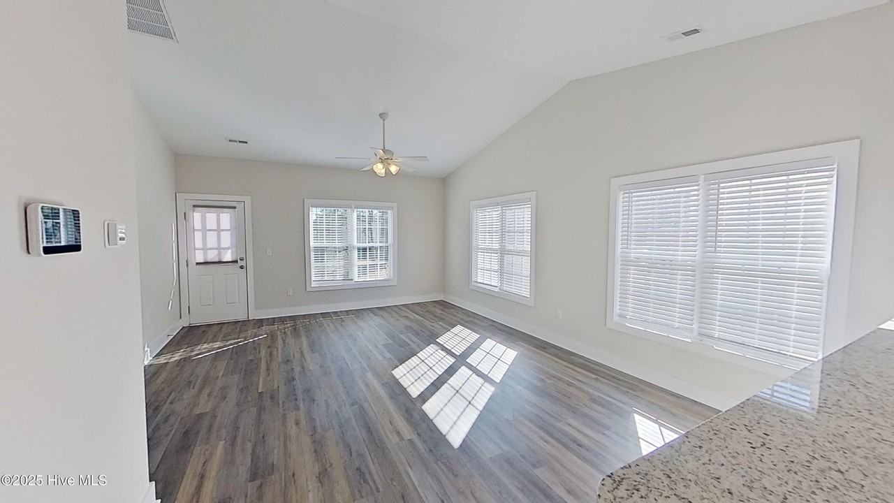 346 Dwight St - Photo 5 of 19
