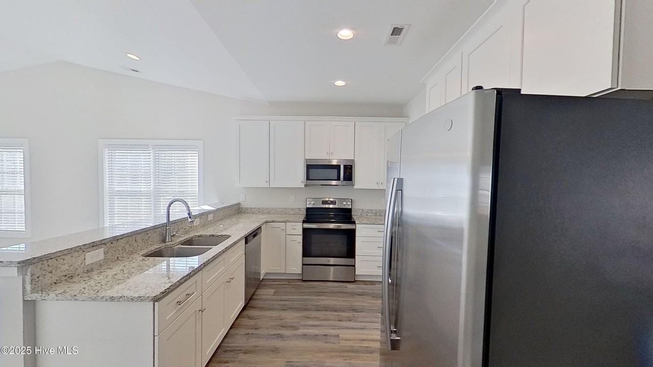 346 Dwight St - Photo 7 of 19