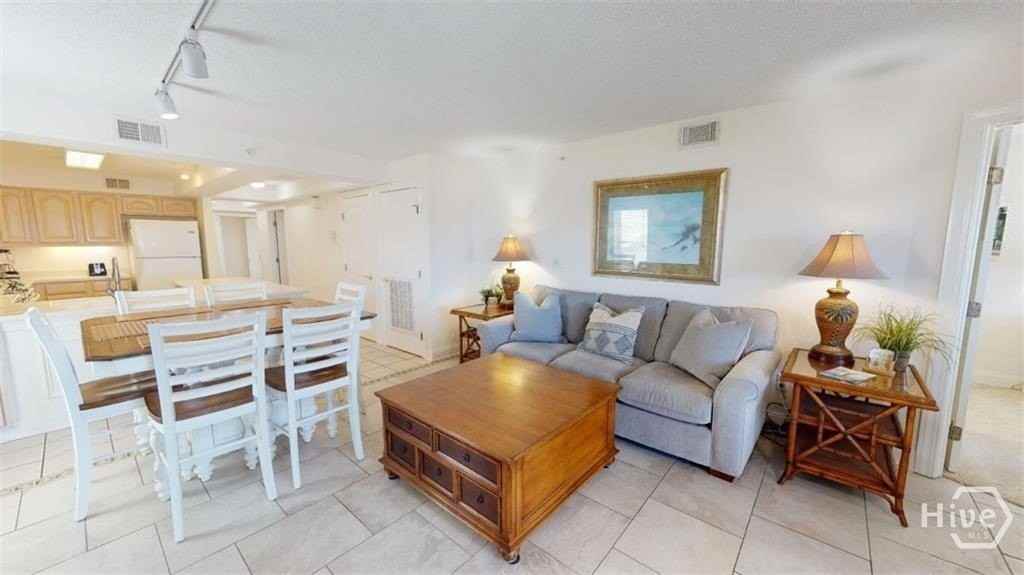 1609 Strand - Photo 2 of 6