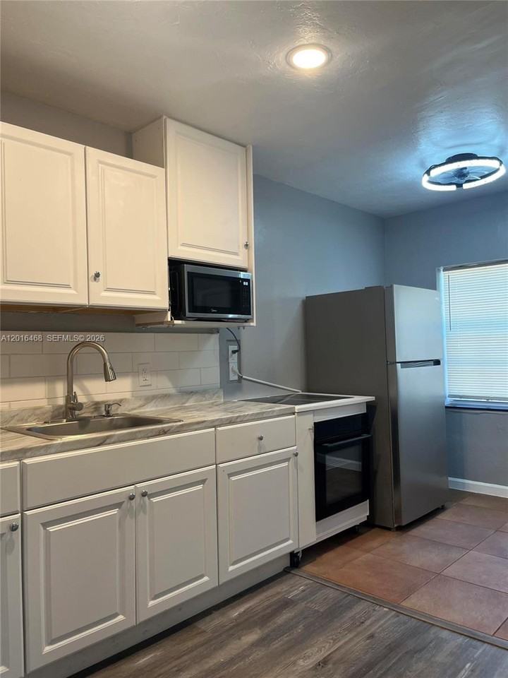 910 N Victoria Park Rd - Photo 3 of 6