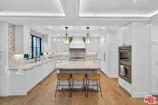 1733 Robson Ave - Photo 5 of 7