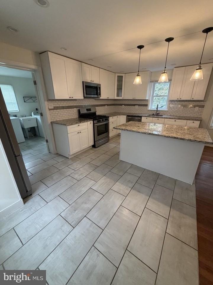 217 Simpson Rd - Photo 4 of 14