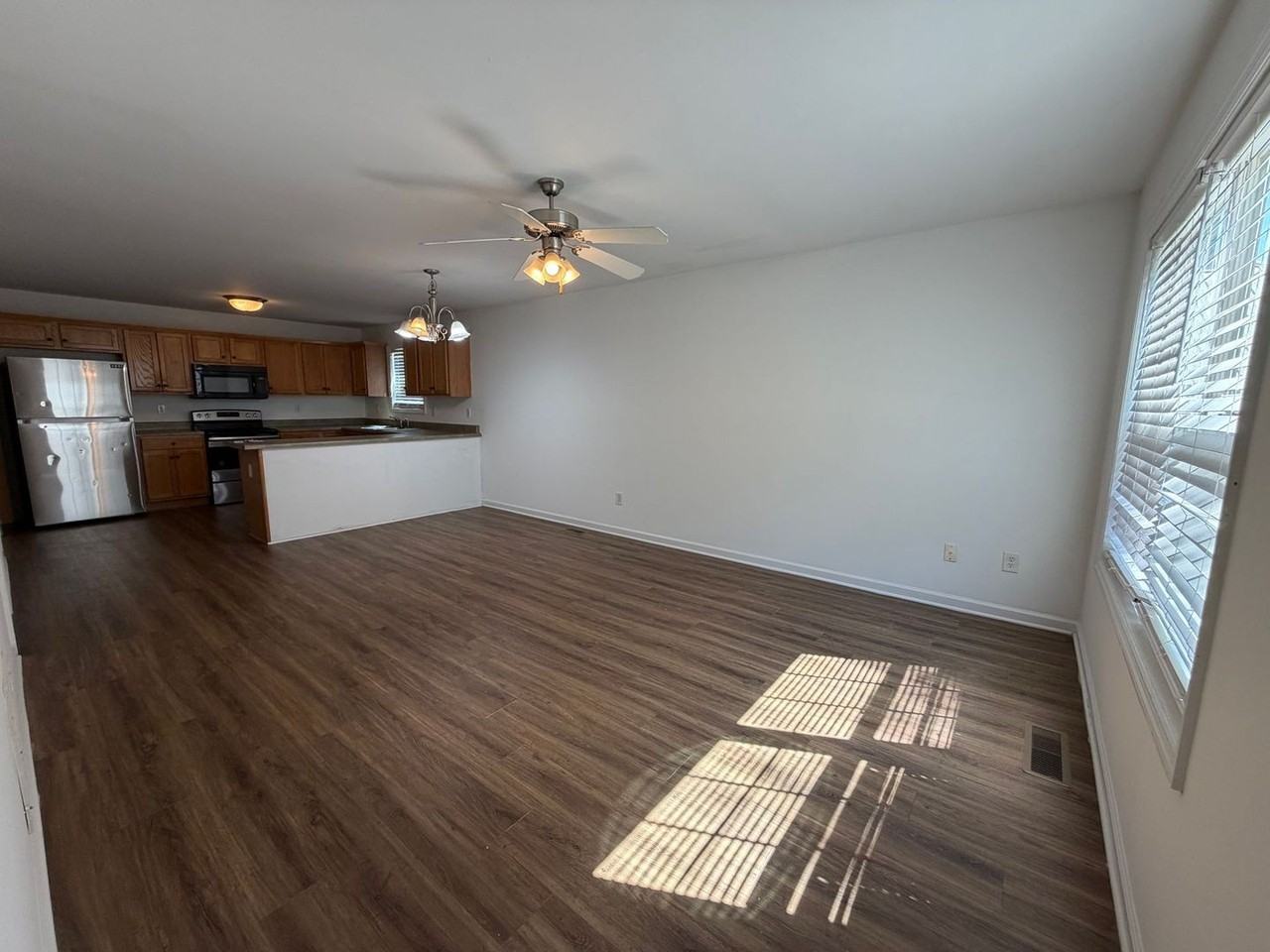 1382 W Hancock Ave - Photo 2 of 13