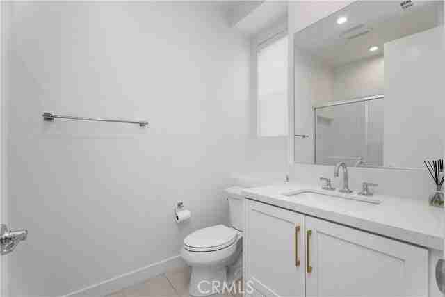 651 S Lyon St - Photo 3 of 8