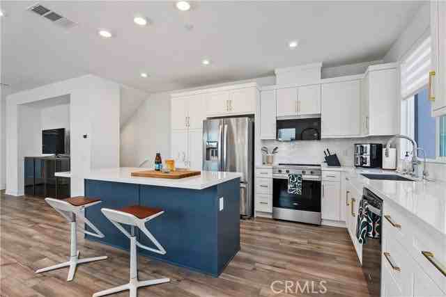 651 S Lyon St - Photo 7 of 8