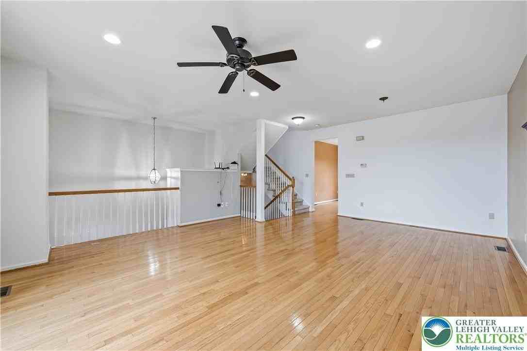 5607 Spring Ridge Dr W - Photo 5 of 26