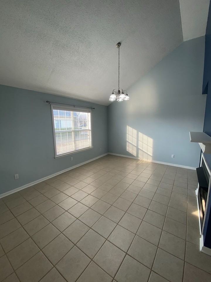 304 Wynfield Ln - Photo 5 of 17