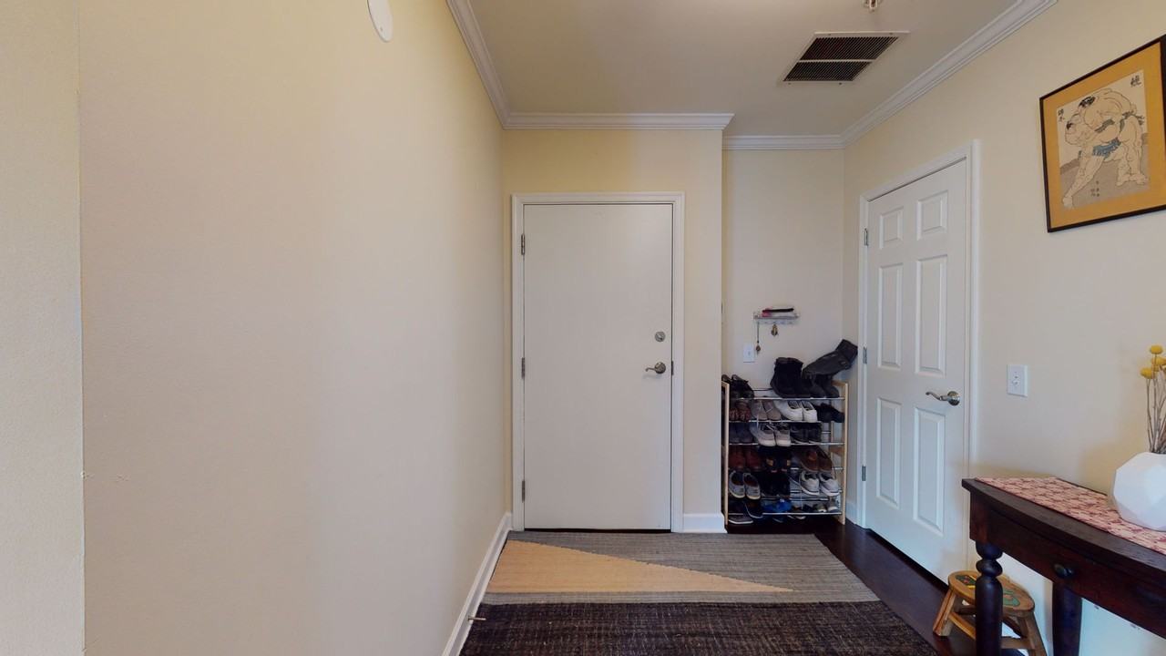 1423 N Rhodes St - Photo 4 of 32