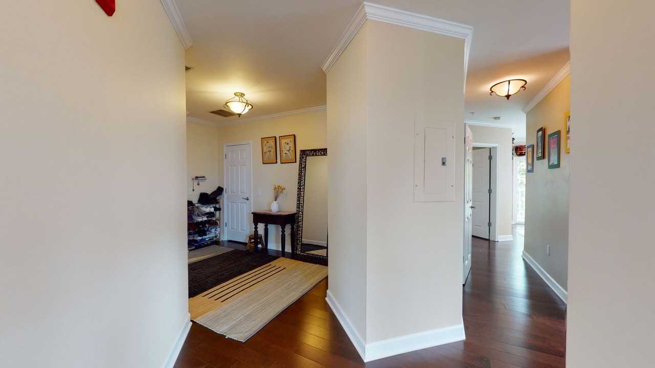 1423 N Rhodes St - Photo 5 of 32