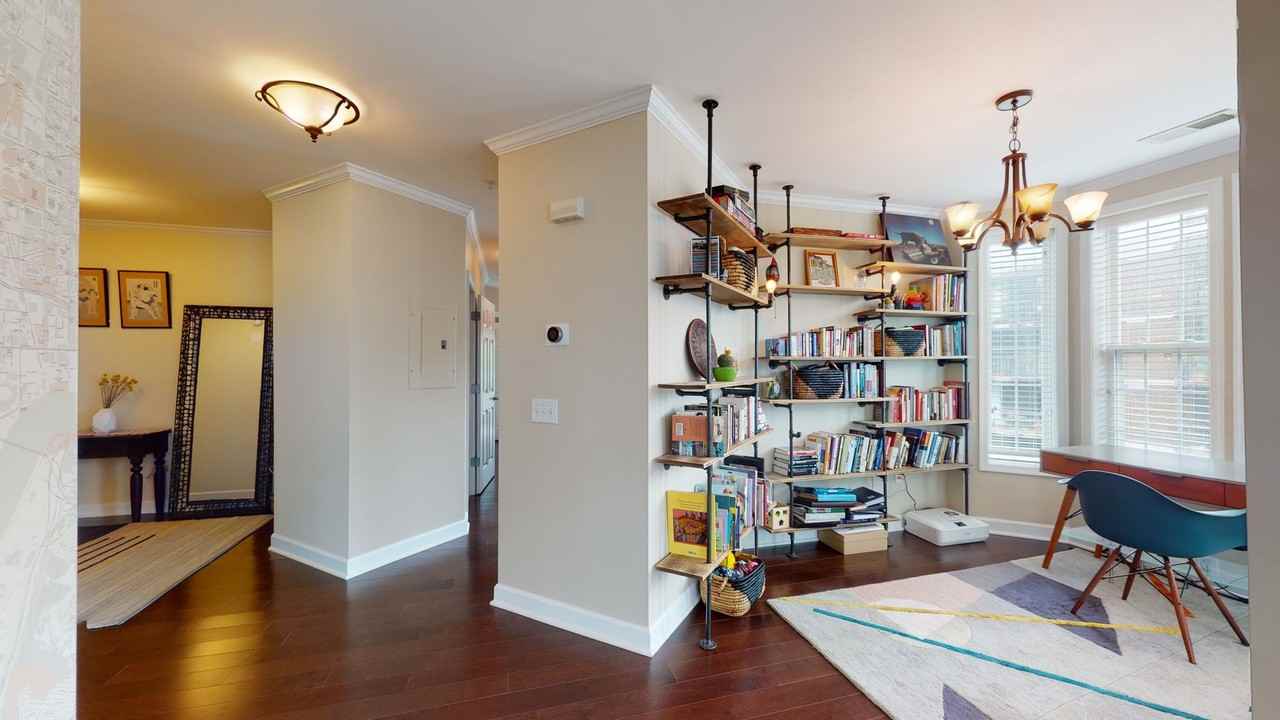 1423 N Rhodes St - Photo 7 of 32