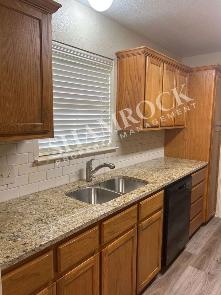 1017 Parkview Cir - Photo 4 of 11