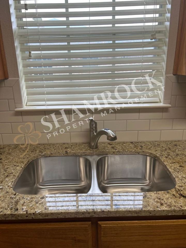1017 Parkview Cir - Photo 6 of 11