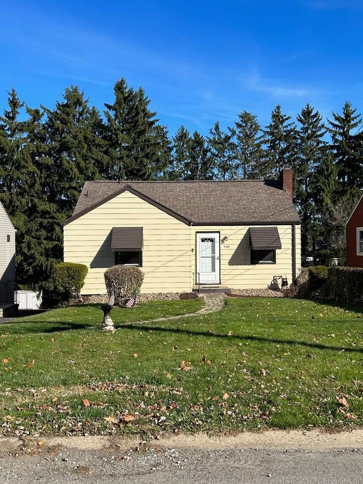 742 Frank St - Photo 2 of 15