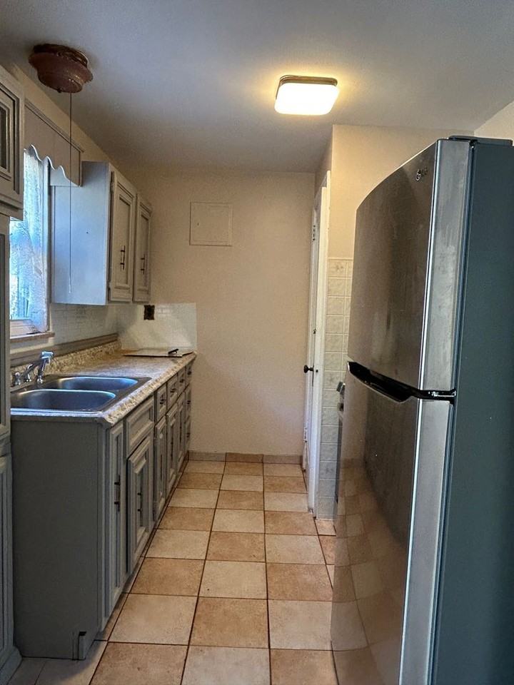 742 Frank St - Photo 5 of 15