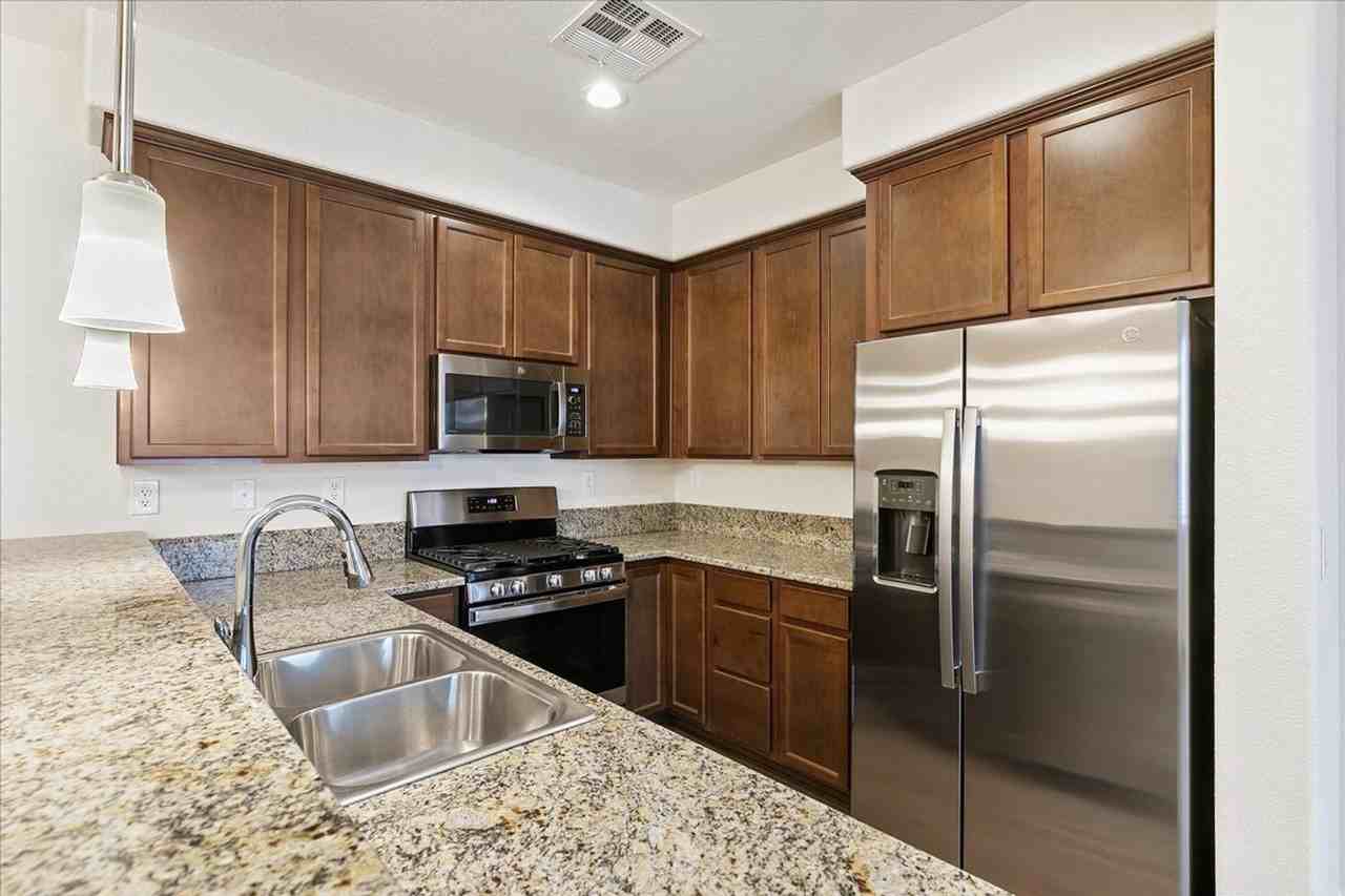 2289 Shady Canyon Dr - Photo 4 of 30