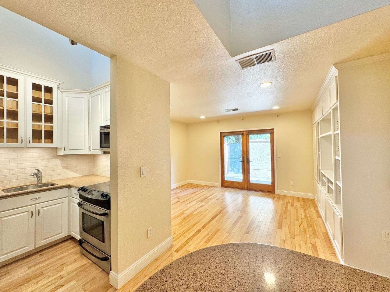 966 Q St - Photo 3 of 21