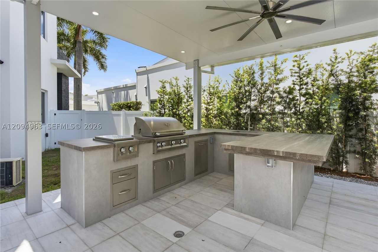 8221 Nw 34th Dr - Photo 6 of 50