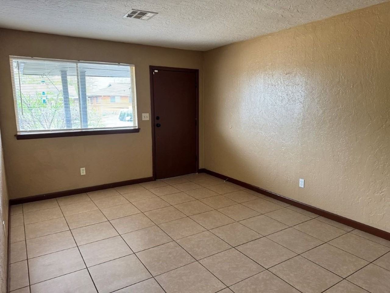 709 Sw 4th Pl - Photo 2 of 12