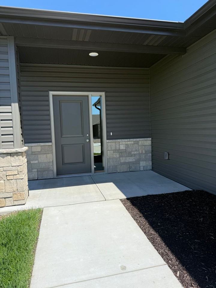 8815 Bristlecone Dr - Photo 2 of 25
