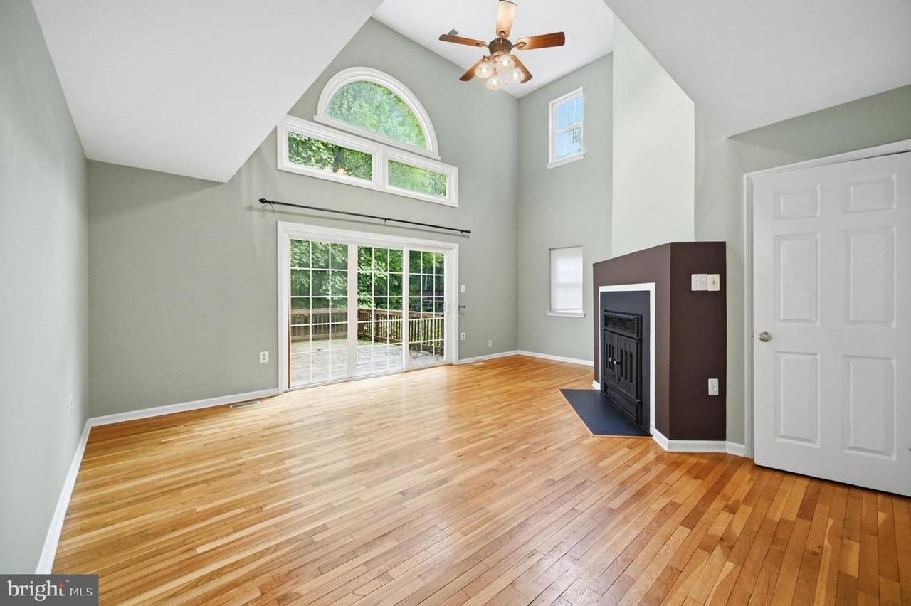 1649 Bennington Hollow Ln - Photo 3 of 18
