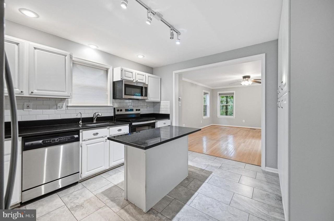 1649 Bennington Hollow Ln - Photo 4 of 18