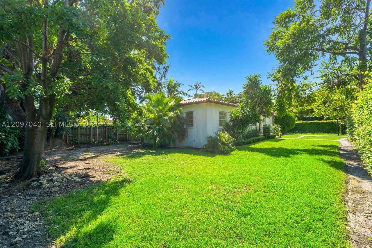 4390 Sw 10th St #4390 - Photo 3 of 39