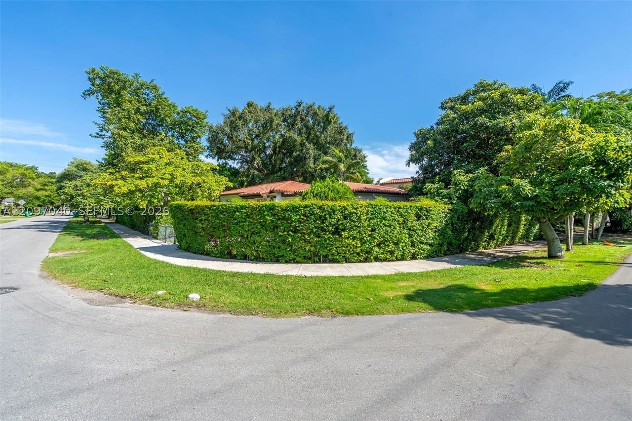 4390 Sw 10th St #4390 - Photo 4 of 39